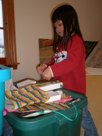 Kasen wrapping presents